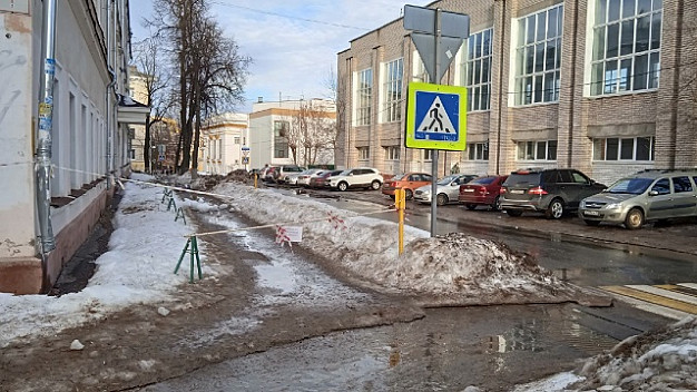 Ивановцы вынуждены идти по глыбам льда рядом со зданием сельхозакадемии